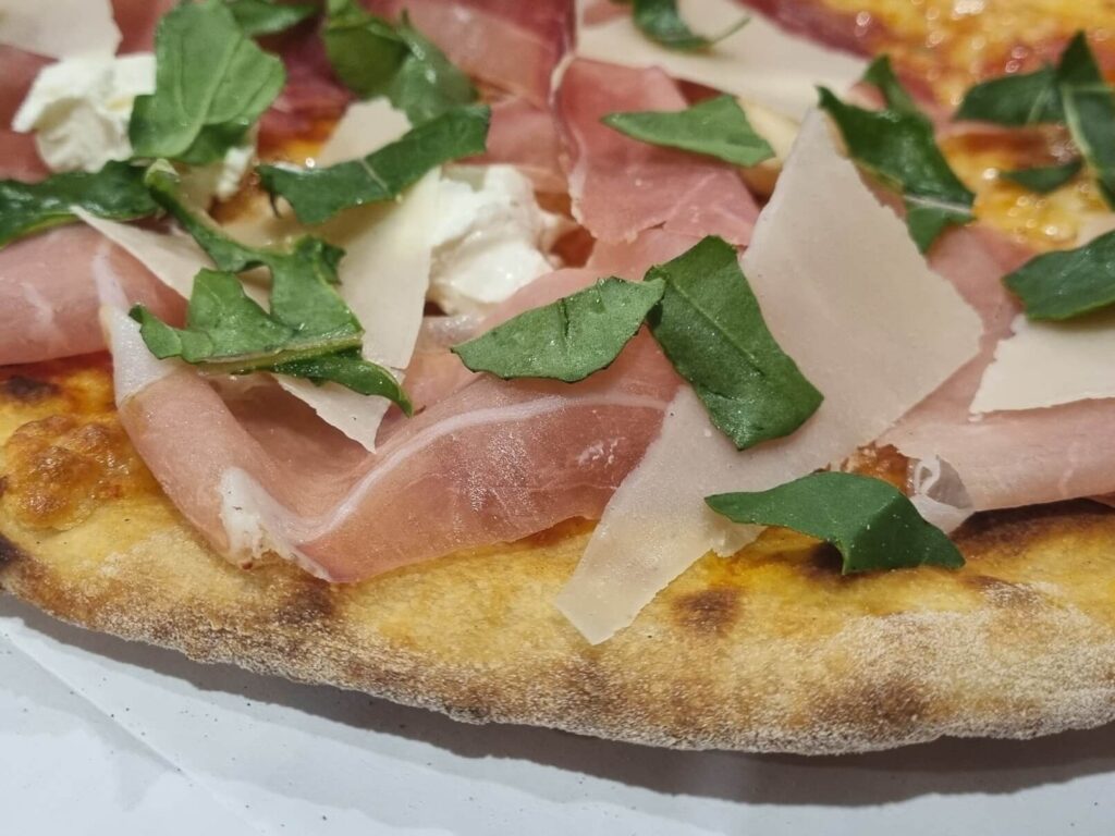 Pizza al Pozz - Pizza con Prosciutto Crudo, Mascarpone, Scaglie di Grana e Rucola