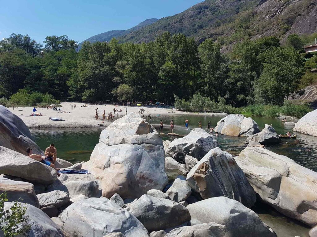 La spiaggia del Pozzo a Tegna, con sabbia e sassi